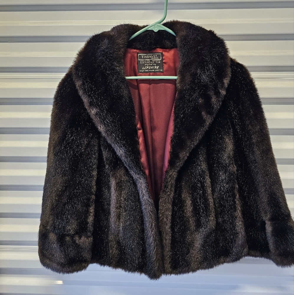 FAUX FUR CAPE  STOLE SHAWL SIZE: Medium-Large - Picture 10 of 10